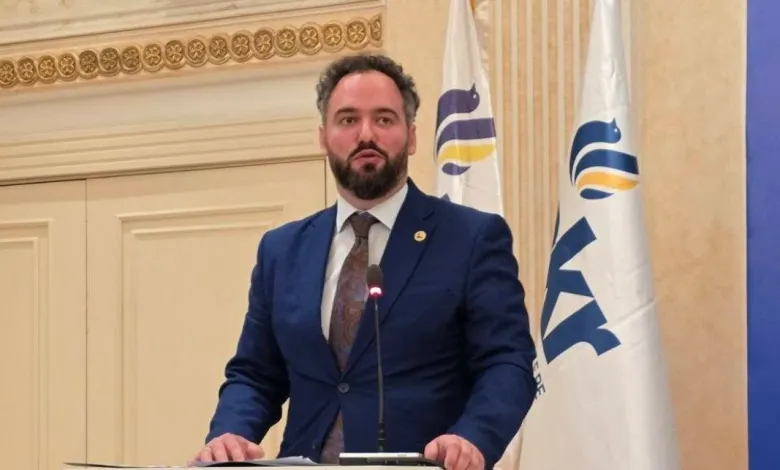 “Qytetarëve po u mungon alternativa”, Emir Abrashi flet për herë të parë si kryetar i ri i AKR-së