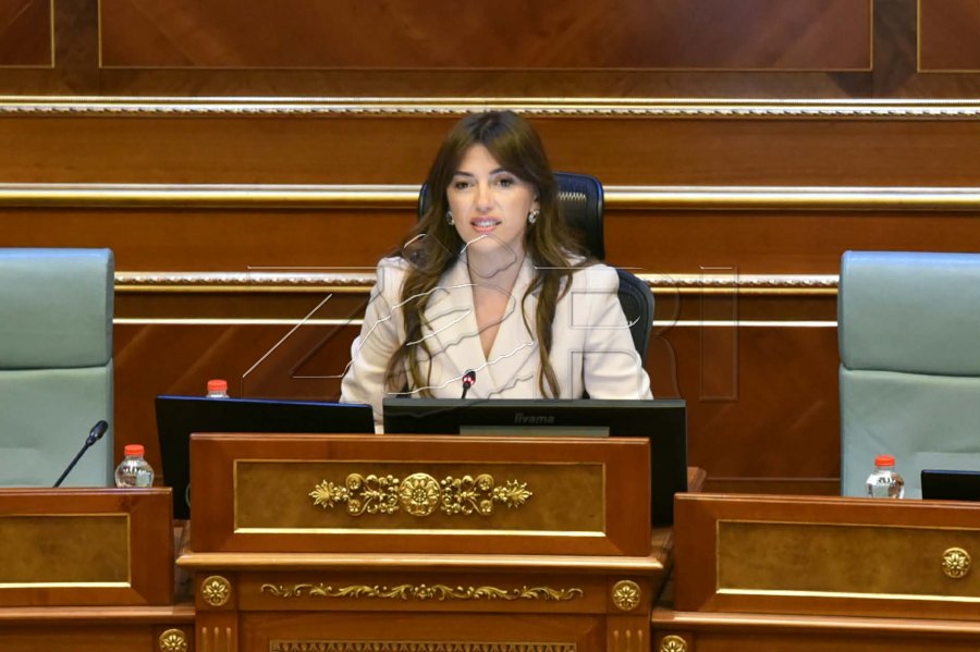 Vonesa në fillim të seancës së jashtëzakonshme, Haxhiu kritikon deputetët