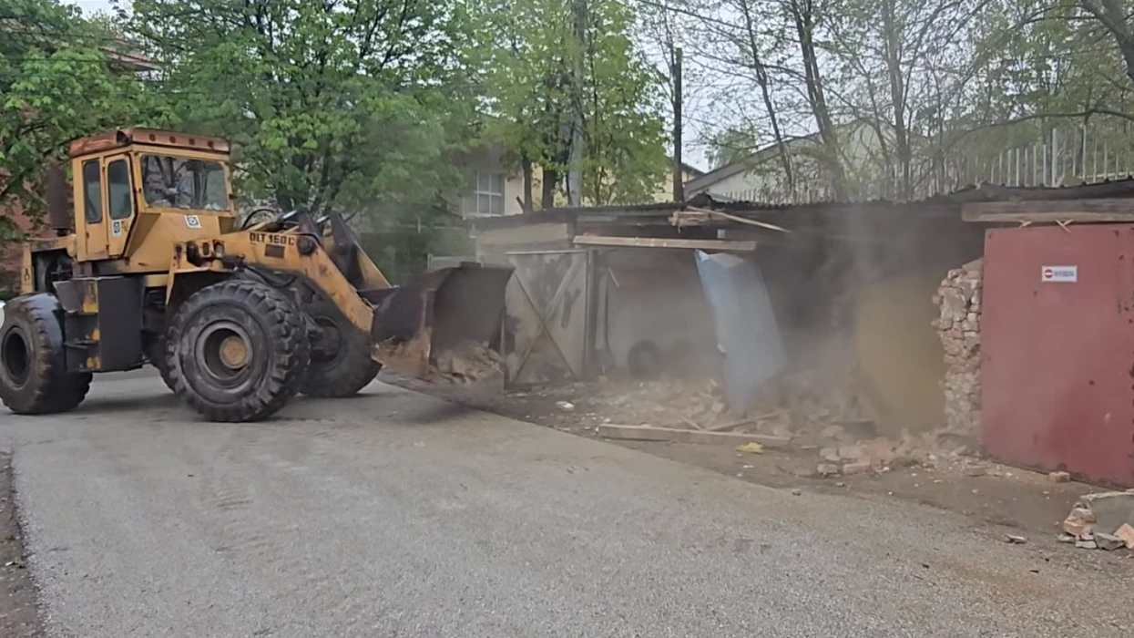 Mbi 20 garazhe, fillon lirimi dhe rrënimi i objekteve pa leje në pronë të “Trepçës” në veri të Mitrovicës