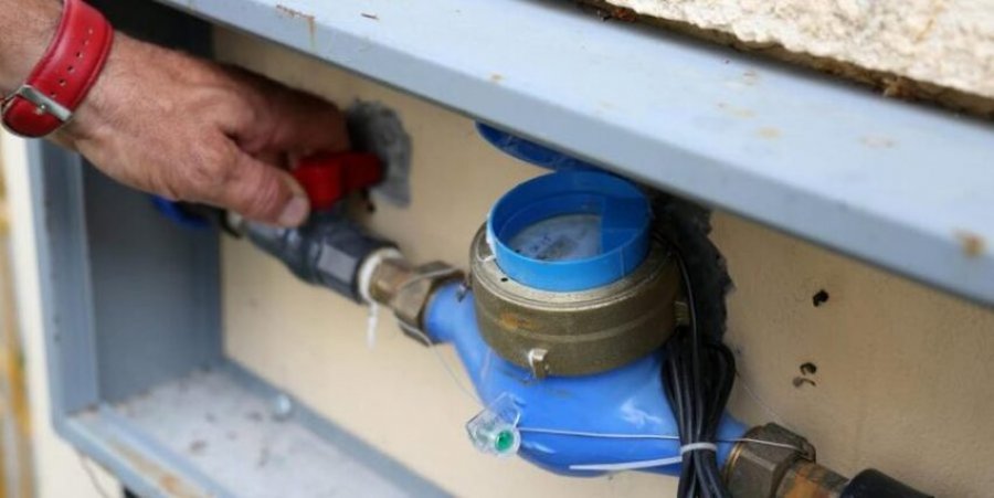 Pezullohet tarifa 234 euro për kyçje në ujë, lehtësohen bizneset dhe qytetarët
