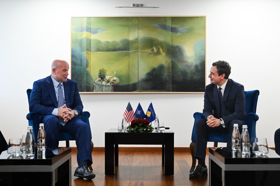 Kurti pas takimit me ambasadorin amerikan në NATO: Bashkëpunimi me SHBA-në, kyç për sigurinë