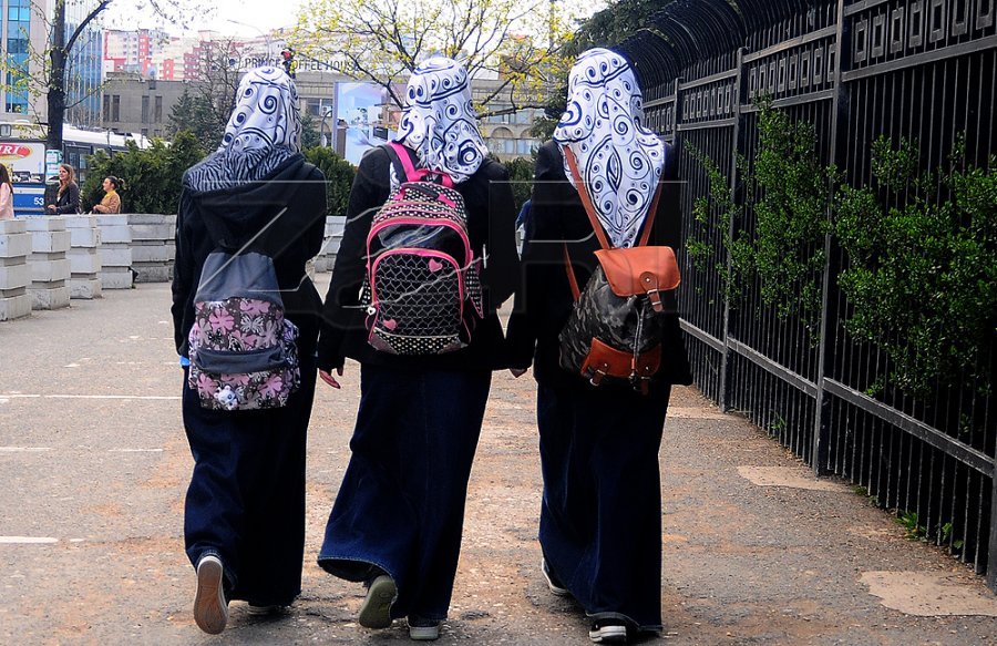 Vendosja e shamisë në shkolla, Korenica: S’ka shtet të dytë si Kosova me shumicë myslimane që ka kaq shumë masa të rrepta