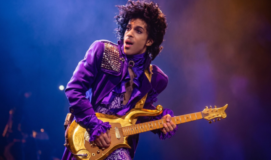 Dhjetë vjet pa “gjeniun e purpurt”, bota kujton legjendën e muzikës Prince