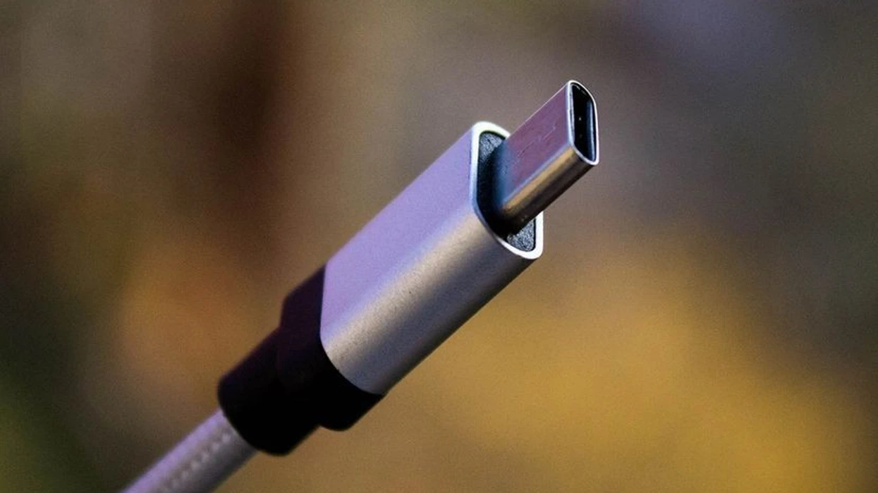 Hidhni këtë kabllo menjëherë, ja si ta dalloni karikuesin që po jua dëmton ngadalë telefonin