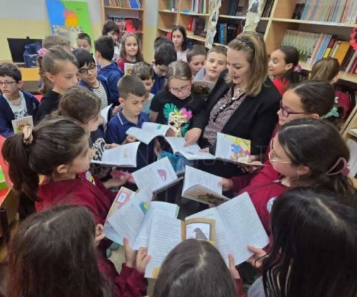 Dita Ndërkombëtare: Nxënësit e shkollës “Pavarësia” dhurojnë libra për bibliotekën e tyre 