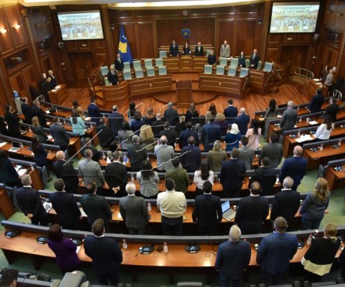 Kuvendi mban një minutë heshtje për Rexhep Qosjen