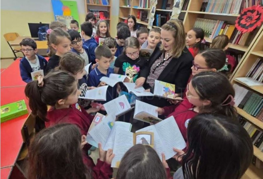 Dita Ndërkombëtare: Nxënësit e shkollës “Pavarësia” dhurojnë libra për bibliotekën e tyre 