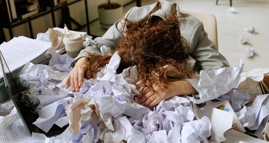 OKB: Mbi 840 mijë vdekje në vit nga stresi në punë, rreziqet psikosociale në qendër të vëmendjes