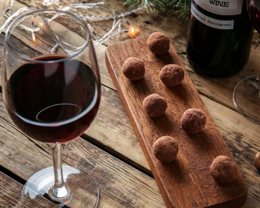 Konsumoni verë të kuqe nëse doni të humbisni peshë