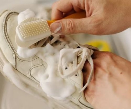 Metoda të thjeshta për pastrimin e atleteve të bardha, përgatitini ato për mot të ngrohtë