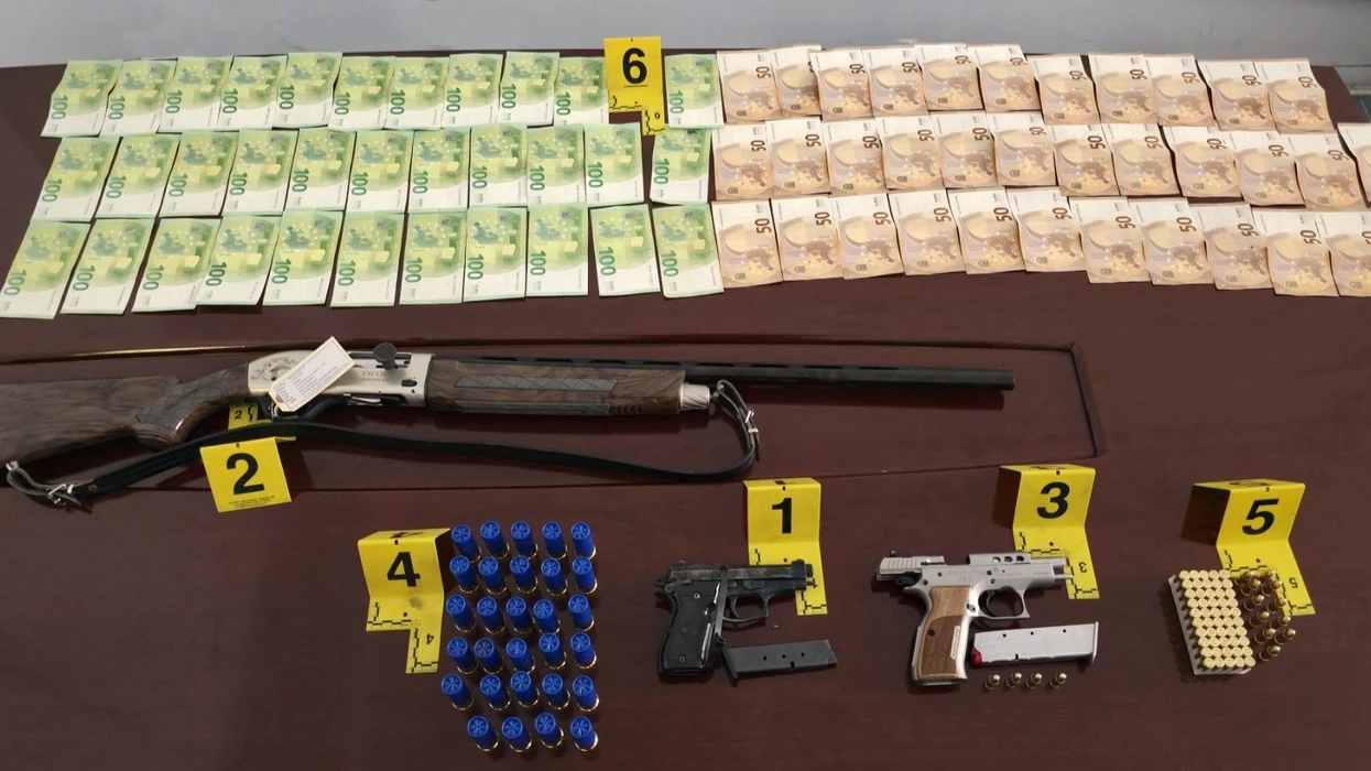 Prangoset një person për fajde në Gjilan, i gjenden armë zjarri dhe para