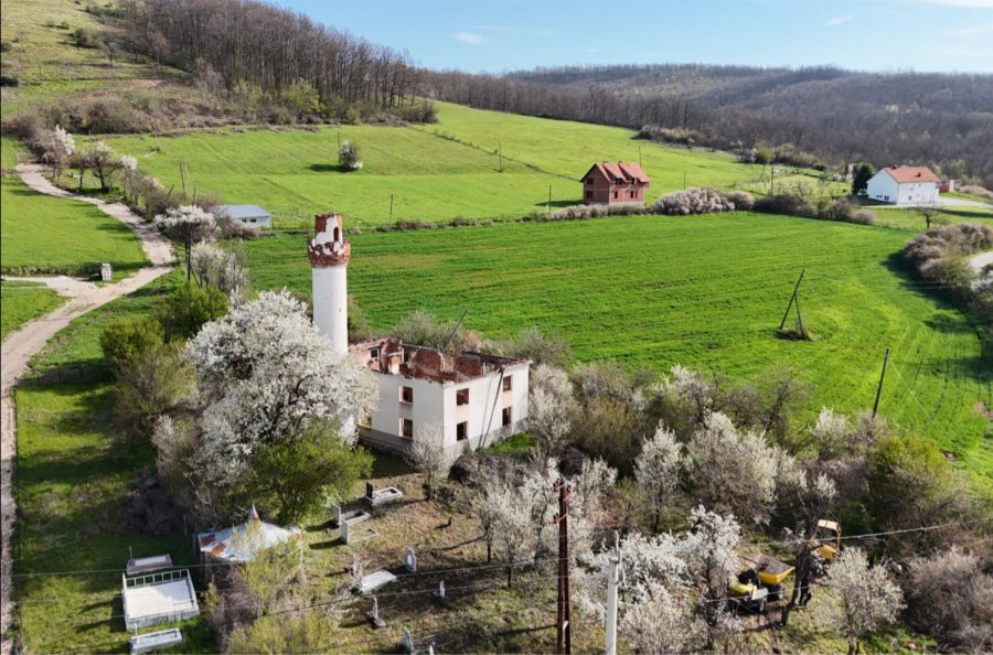 Fillon restaurimi i Xhamisë së vjetër të Orllanit e cila u shkatërrua gjatë viteve të ’90-ta