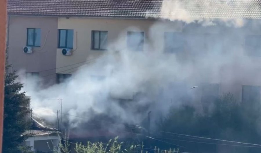 Përfshihet nga flakët banesa në Korçë
