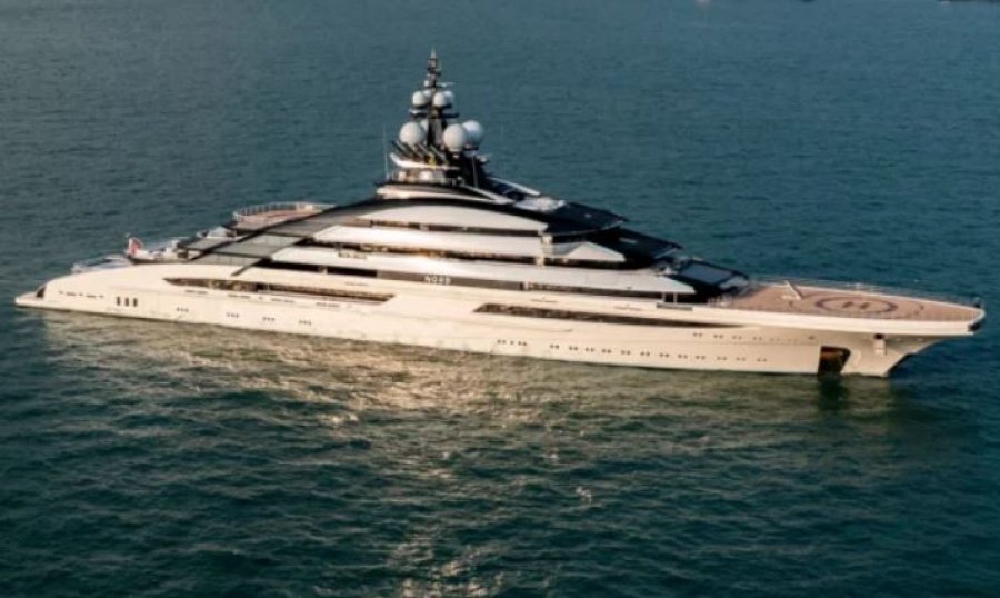 Një superjaht kalon ngushticën e Hormuzit, raportohet se i takon një oligarku rus