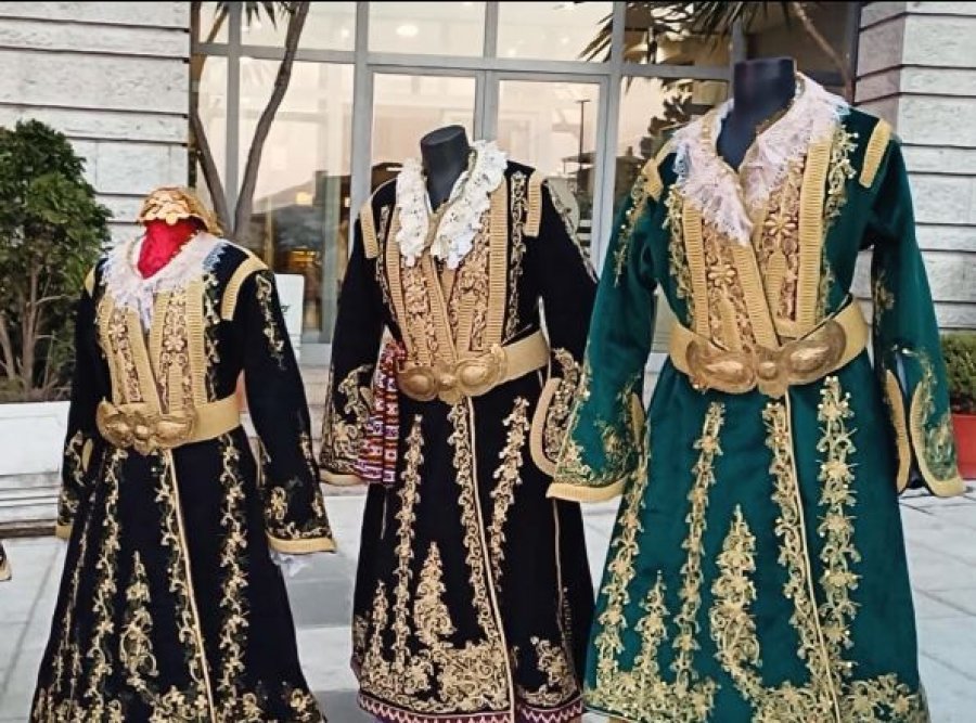 Kostumi i mrekullueshëm lunxhiot me 17 elemente, traditë dhe identitet përcjell ndër shekuj