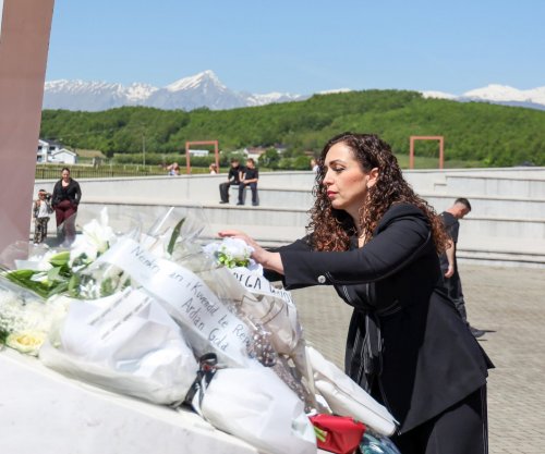 Osmani bën homazhe në Mejë: Dhimbje që përvëlon, por edhe kujtesë për rrugën përpara