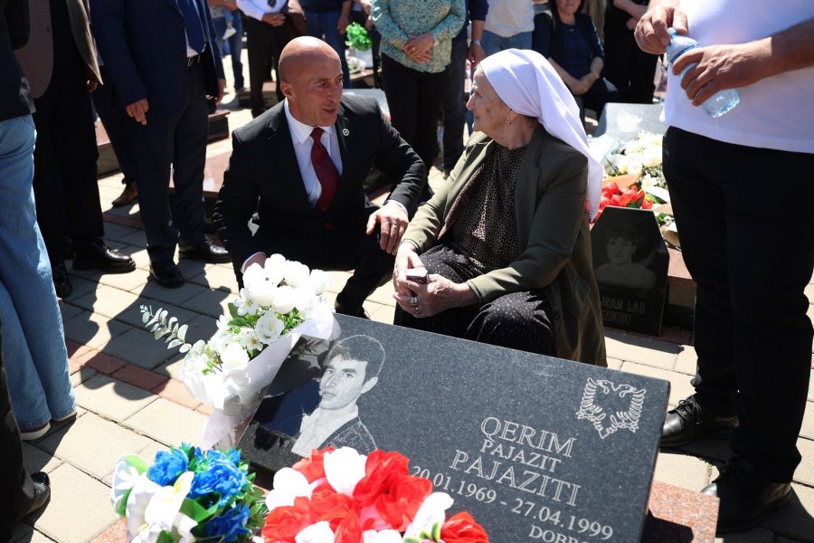 Haradinaj nderon martirët në Mejë: Pushofshin të qetë në tokën e Kosovës!