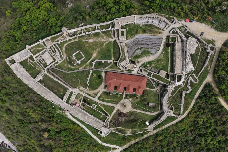 Mbyllen disa zona të Kalasë së Prizrenit, pezullohen aktivitetet