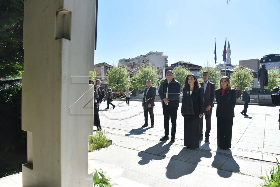 Osmani bën homazhe te Memoriali i të zhdukurve me dhunë gjatë luftës në Kosovë
