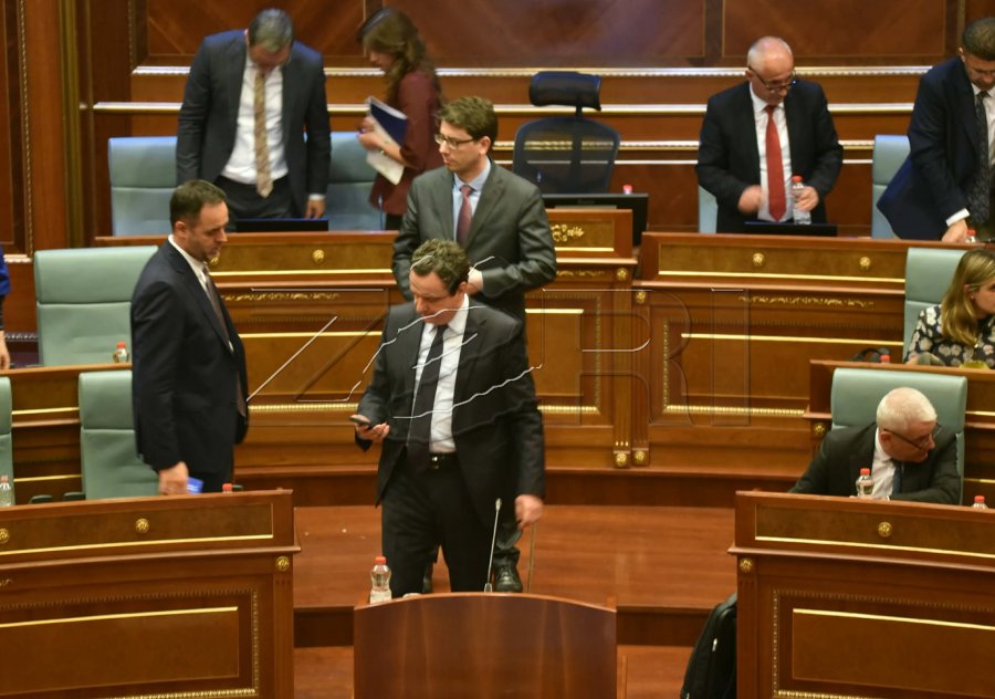 LIVE | Shtyhet për në orën 23:00 seanca për presidentin