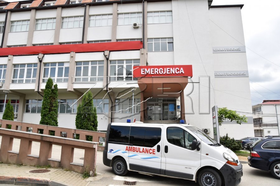 Qentë e sulmojnë një 15-vjeçare në oborrin e QKUK-së [foto]