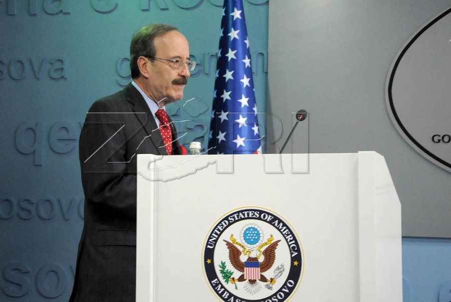 Disa kongresistë amerikanë me nismë për t’ia vënë Ambasadës në Kosovë emrin e Eliot Engelit 