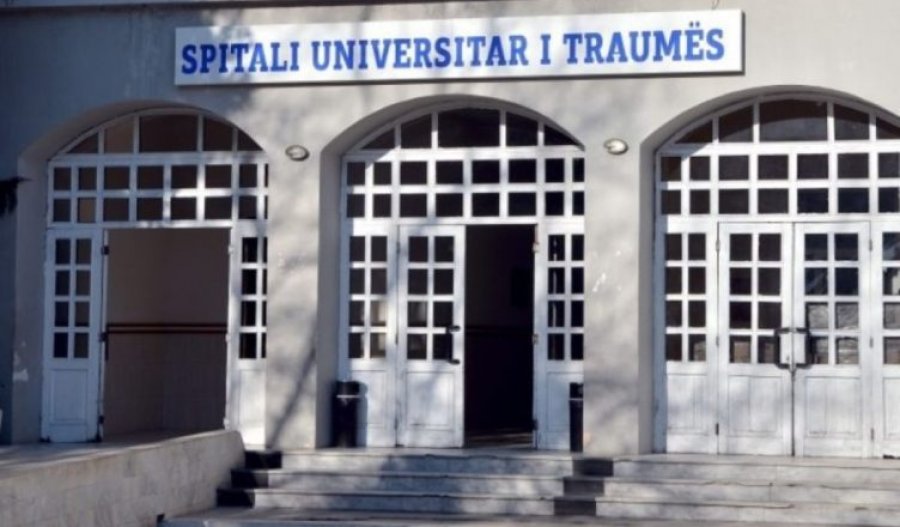 5-vjeçarja në Pogradec rrëzohet nga karrigia në shtëpi, transportohet me urgjencë në spital