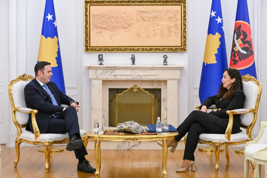 Takohen Lumir Abdixhiku dhe Vjosa Osmani