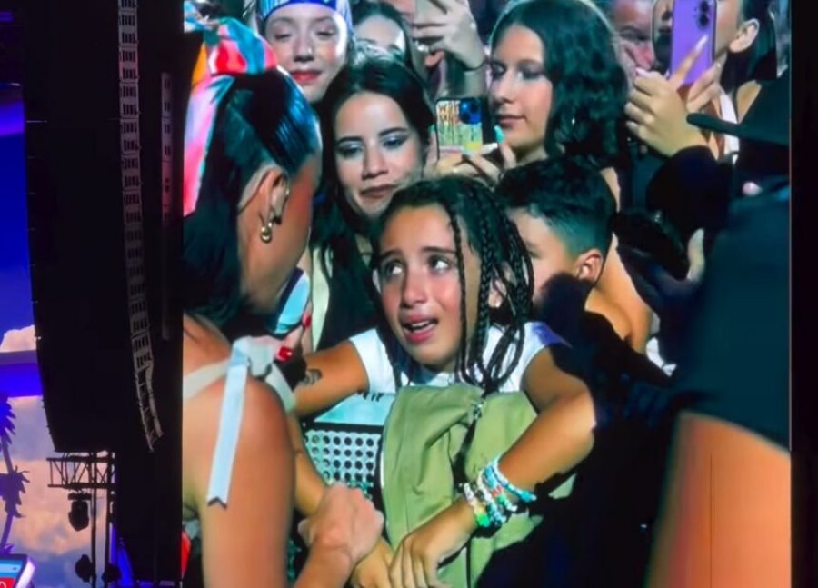 Momenti më emocionues, dhurata e Katy Perryt për fansen 10 vjeçare