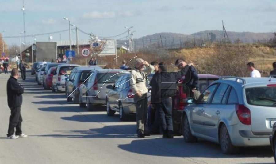Rritet fluksi në kufi, pritje të gjata te Dheu i Bardhë dhe Muçibabë