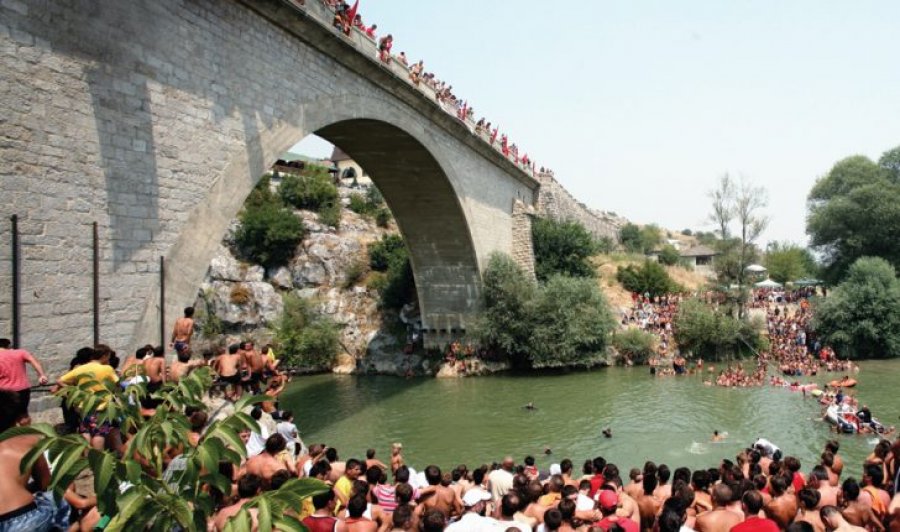 Mbahet edicioni i 76-të i Garës Tradicionale të Kërcimeve nga Ura e Fshejtë