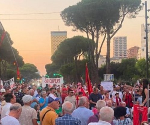 Protesta në Shqipëri hyn në ditën e 65-të, protestohet para Kryeministrisë