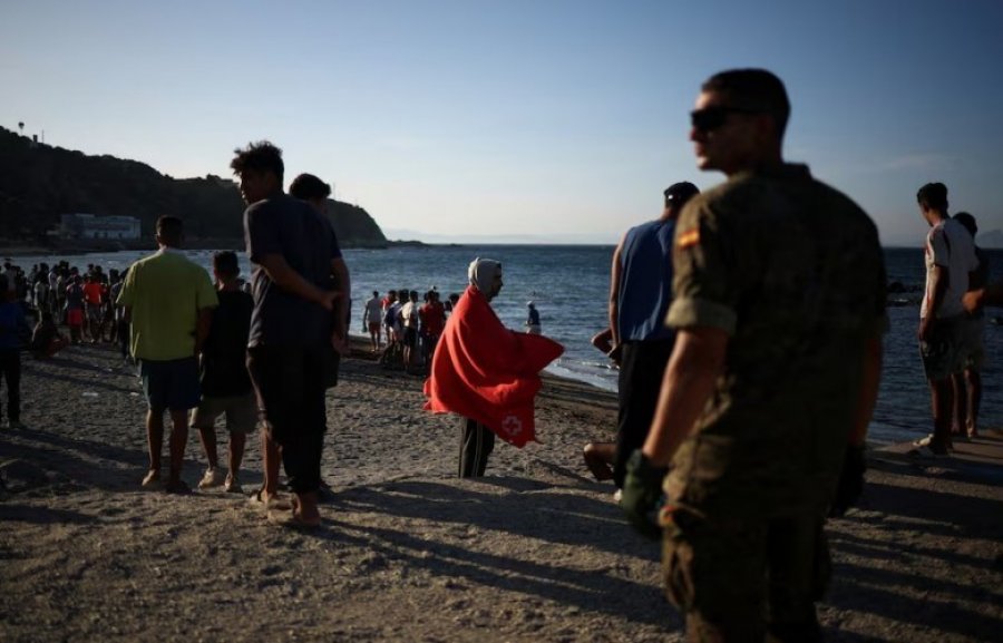 Ceuta përballet me mijëra migrantë pas valës masive të kalimeve kufitare