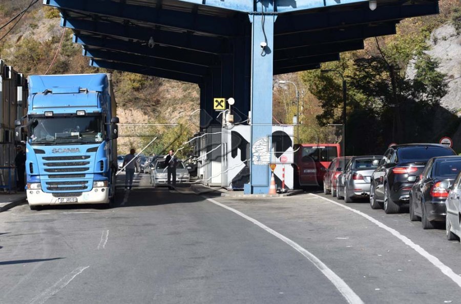 Shtetasi i Serbisë shoqërohet në Polici, i gjendet sprej lotsjellës në pikën kufitare në Bërnjak