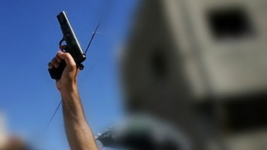 Dyshohet se shtiu me armë zjarri në një aheng në Shtime, shoqërohet në Polici një person