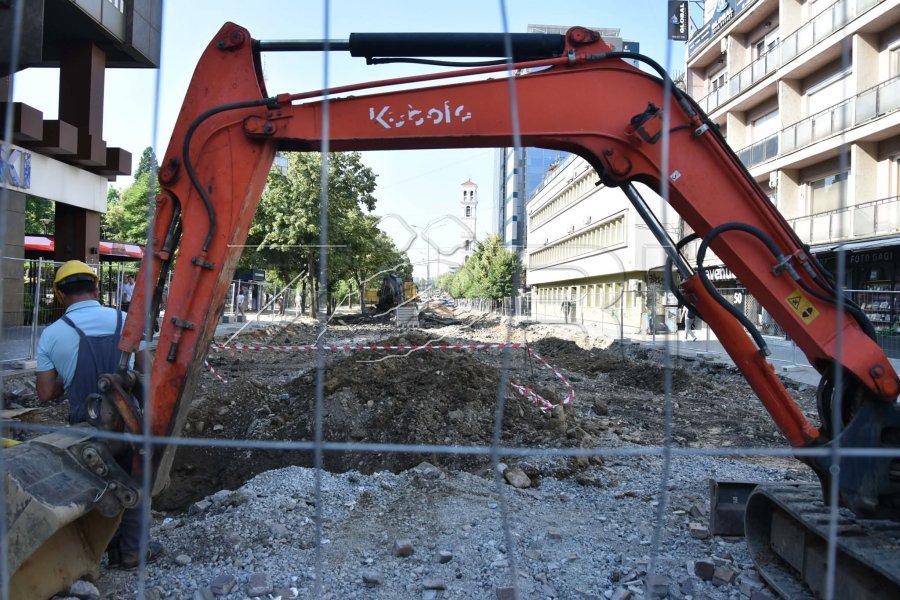 Dëmtohet gypi i ujësjellësit në sheshin “Xhorxh Bush”, ndërpritet furnizimi me ujë