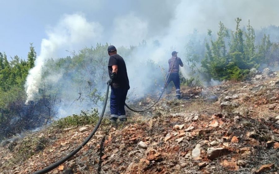 Shqipëri: 14 vatra zjarri në 10 orët e fundit, 7 mbeten ende aktive