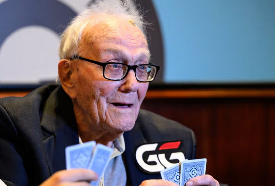100-vjeçari hyn në histori si lojtari më i moshuar profesionist i pokerit