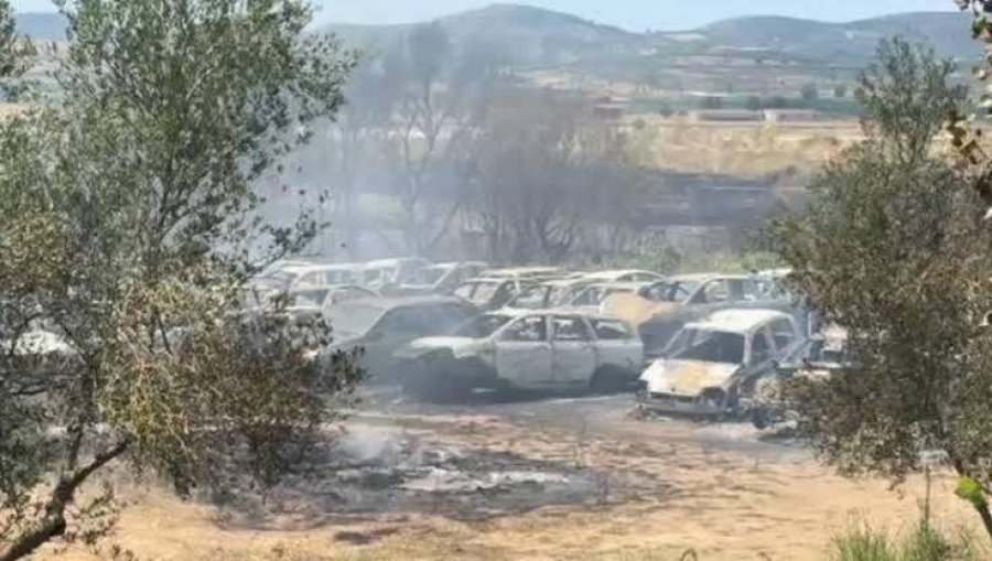 Zjarr i përmasave të mëdha në Selenicë të Shqipërisë, digjen disa automjete
