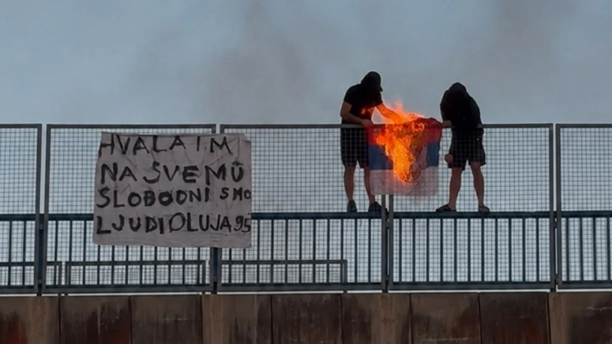 Dy persona i vunë flakën flamurit serb në Kroaci për ta shënuar përvjetorin e operacionit 