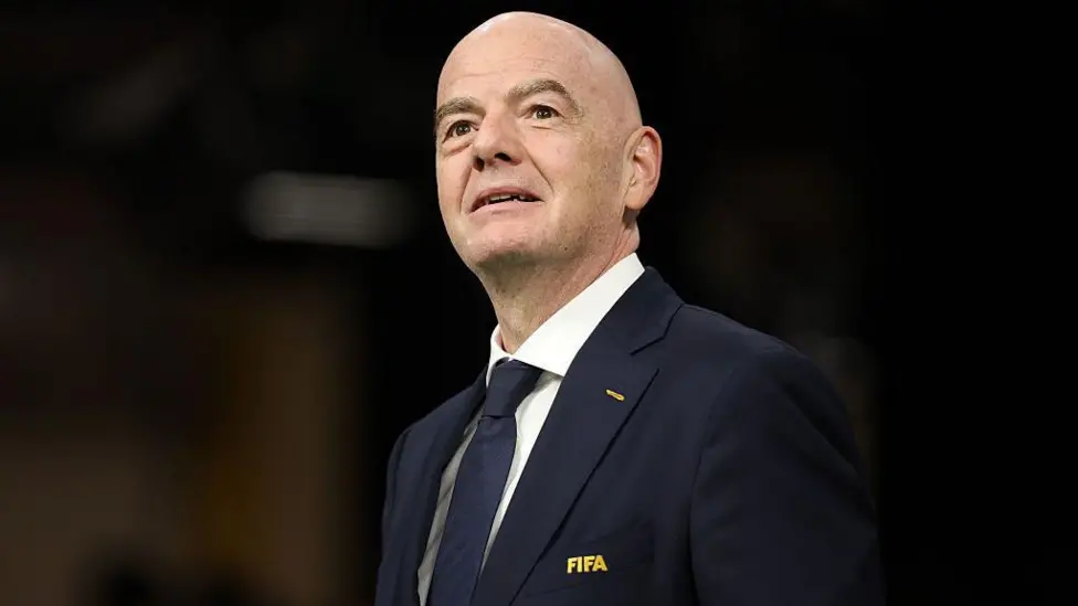 Infantino kërkon falje, por mbetet president i FIFA-s