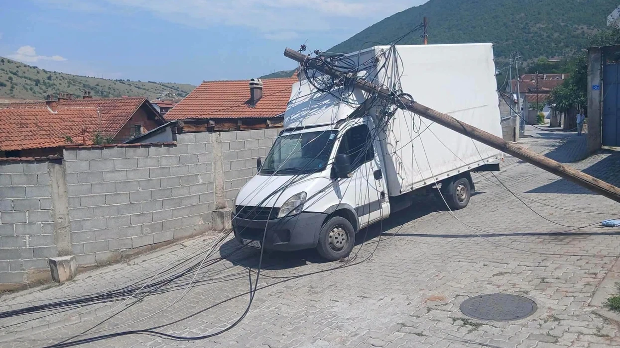 Shtylla elektrike bie në mes të rrugës në Zhur, rrezikohen banorët