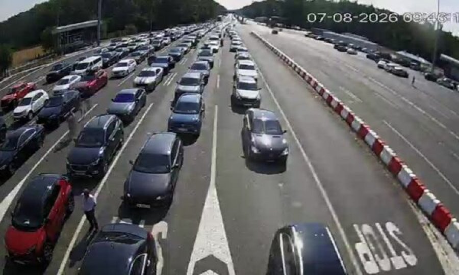 Kolona të gjata në kufirin Serbi - Kroaci, mërgimtarët përballen me pritje të gjata