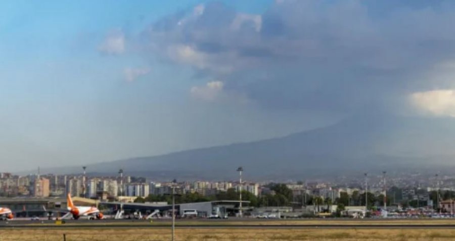 Retë e hirit nga Etna detyrojnë aeroportin e Katanias të pezullojë fluturimet