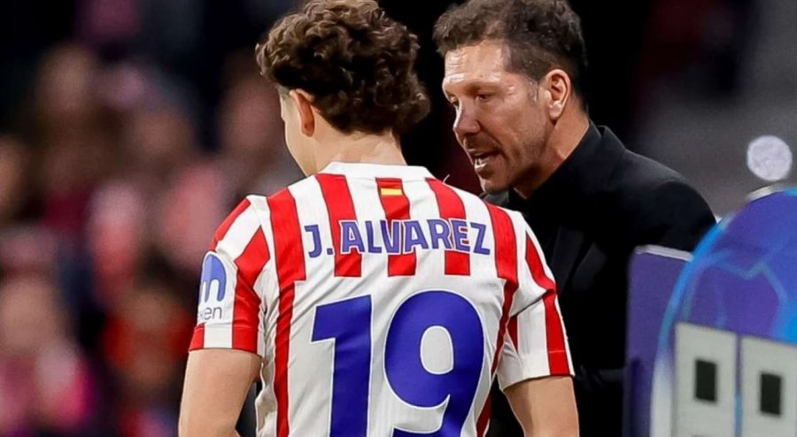 Diego Simeone flet për të ardhmen e Julian Alvarez mes interesit të Barcelonës
