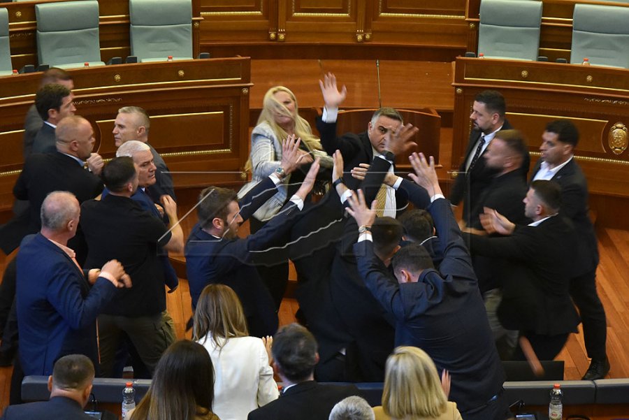 Zhvillimet në Kuvend, çka shkruan mediat e huaja?