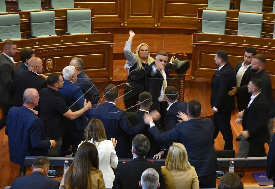 Gjuajtja me vezë në Kuvend bën xhiron e botës 