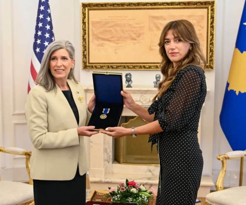 Haxhiu dekoron me “Medaljen Presidenciale të Meritave” senatoren amerikane Joni Ernst