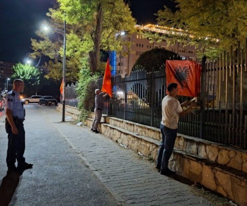 Një person vendosi flamurin e UÇK-së dhe të Shqipërisë në rrethojat e një kishe serbe në Lipjan, reagon Policia