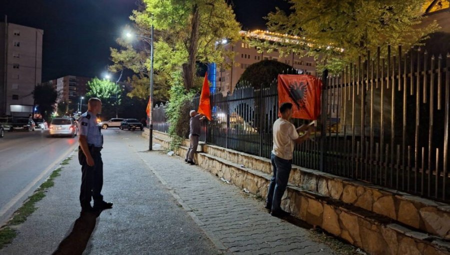 Një person vendosi flamurin e UÇK-së dhe të Shqipërisë në rrethojat e një kishe serbe në Lipjan, reagon Policia